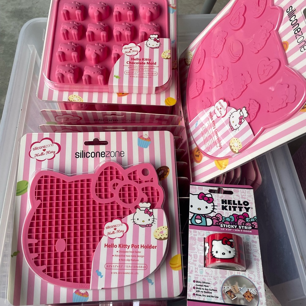 SiliconZone Hello Kitty silicone molds/baking supplies.
